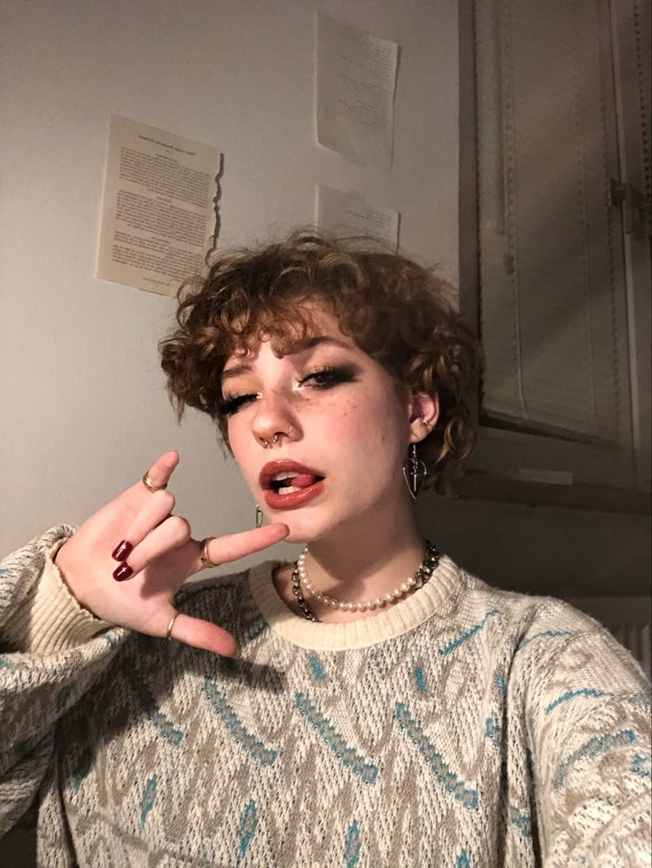 Short Poofy Hair, Girl Grunge Aesthetic, Curly Ginger, Short Hair Curly, Poofy Hair, Best Short Hairstyles, Androgynous Hair, Shot Hair, Girl Grunge