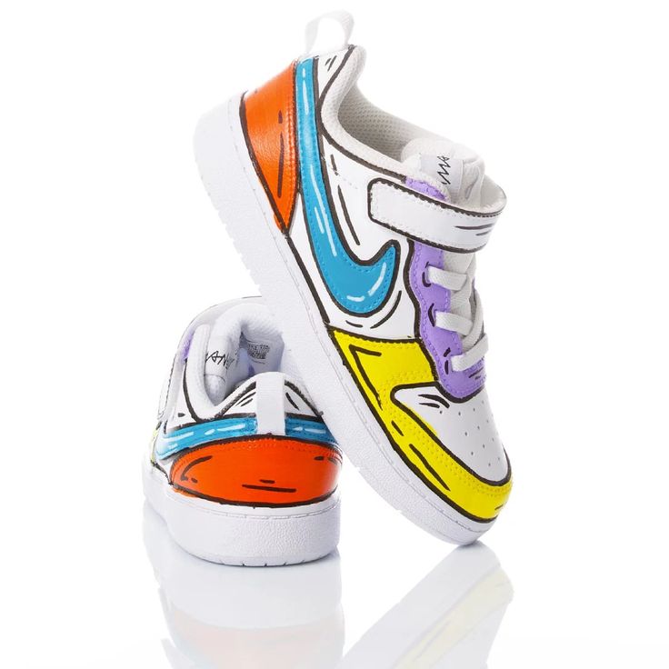 Nike Junior Marshmallow, a true work of art where the shoe is like a blank canvas, entirely hand-painted, resembling a genuine Kandinsky, right at your feet. We also offer this shoe in the adult version, allowing you to achieve a perfect matchy-matchy style with your little one. With soft tones, the uniqueness lies in the painting technique that requires time, care, and, above all, a skilled hand. Each piece is unique and perfect in its diversity. They won't be able to take their eyes off y Chloe Purses, Kenzo Kids, Stella Mccartney Kids, Blank Canvas, Luxury Shop, Custom Shoes, Luxury Retail, Luxury Boutique, Girls Shoes