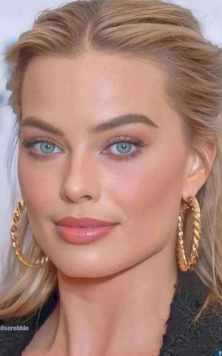 Margot Robbie Margot Robbie Makeup, Look Kylie Jenner, Barbie Makeup, Bridal Hair And Makeup, Blue Eye Makeup, Celebrity Makeup, Wedding Hair And Makeup, Margot Robbie, Glam Makeup