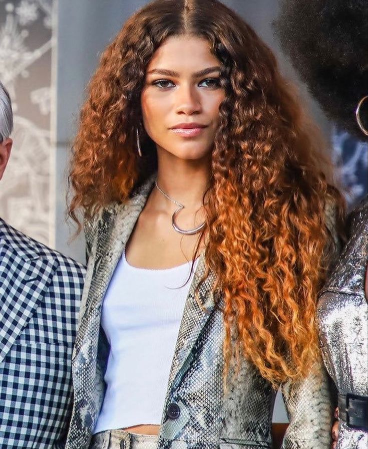 Amber Hair Color Curly, Copper Ombre Curly Hair, Zendaya Ginger Hair, Amber Curly Hair, Ginger Balayage Curly Hair, Cowboy Copper Curly Hair, Reddish Brown Curly Hair, Curly Copper Hair, Auburn Curly Hair