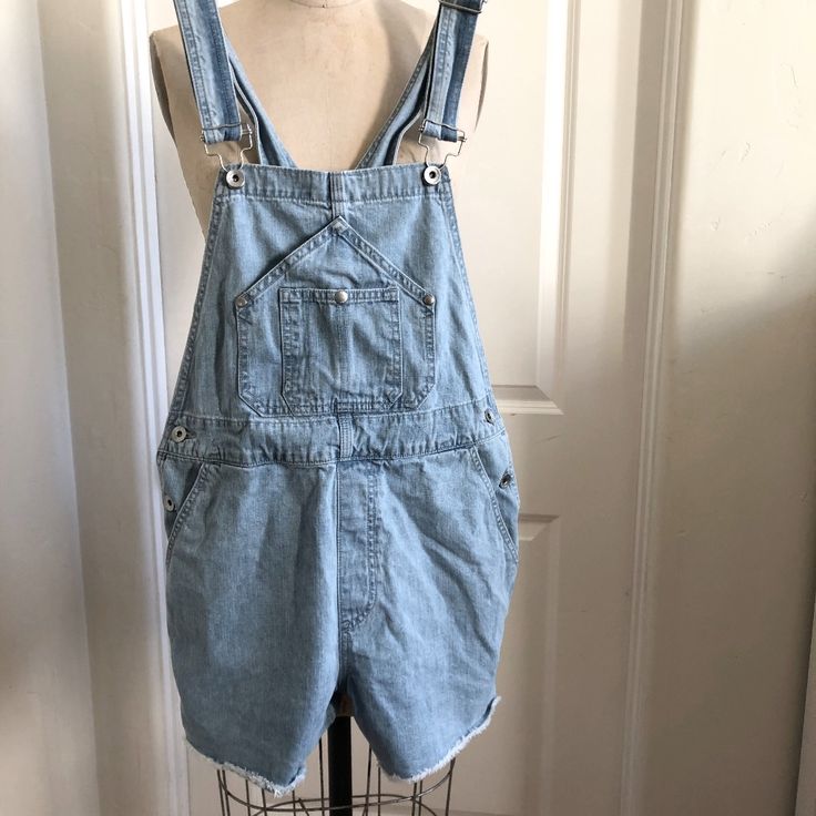 Super Fun Shortall In Crystal Wash Denim . Relaxed Fit. Size S/P. Trendy Frayed Hem Shortalls, Medium Wash Denim Jumpsuit With Frayed Hem, Cotton Overalls With Frayed Hem, Light Wash Denim Jumpsuit With Frayed Hem, Spring Medium Wash Shortalls With Frayed Hem, Denim Shortalls In Medium Wash With Bib Front, Medium Wash Denim Shortalls With Bib Front, Light Wash Bib Front Overalls For Summer, Light Wash Cotton Overall Shortalls