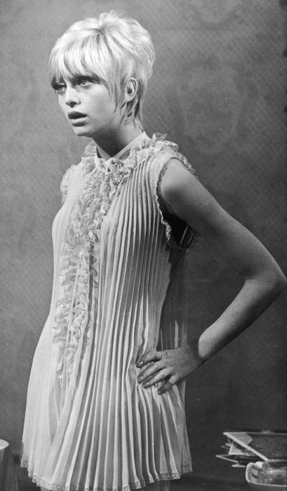 Goldie, 1970s. Goldie Hawn and the show "Laugh In".  I loved Goldie when I was young...still do Vintage Pixie Cut, Accordion Dress, Boho Chic Wedding Dress, Hippie Chic Fashion, Jacqueline Bisset, Muslin Dress, Chic Wedding Dresses, Lauren Hutton, Goldie Hawn