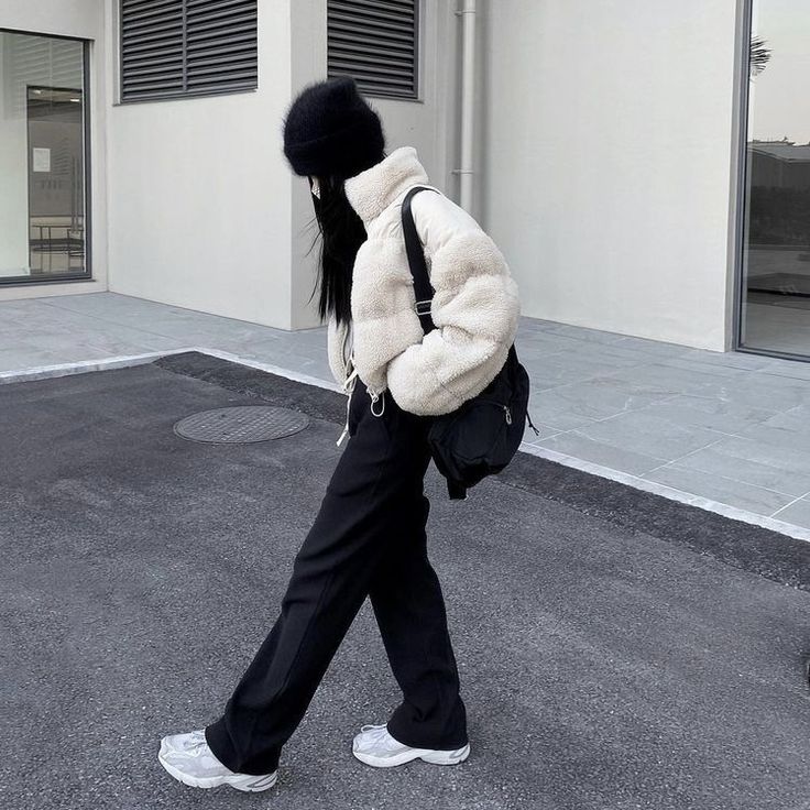 Japan Fashion Trends 2023, Douyin Fashion Aesthetic, Winter Douyin Outfits, Korean Dark Outfit, Korean Style Winter Outfits, Hongdae Fashion, Japan Outfit Winter, Winter Inspo Outfits, Korean Style Winter