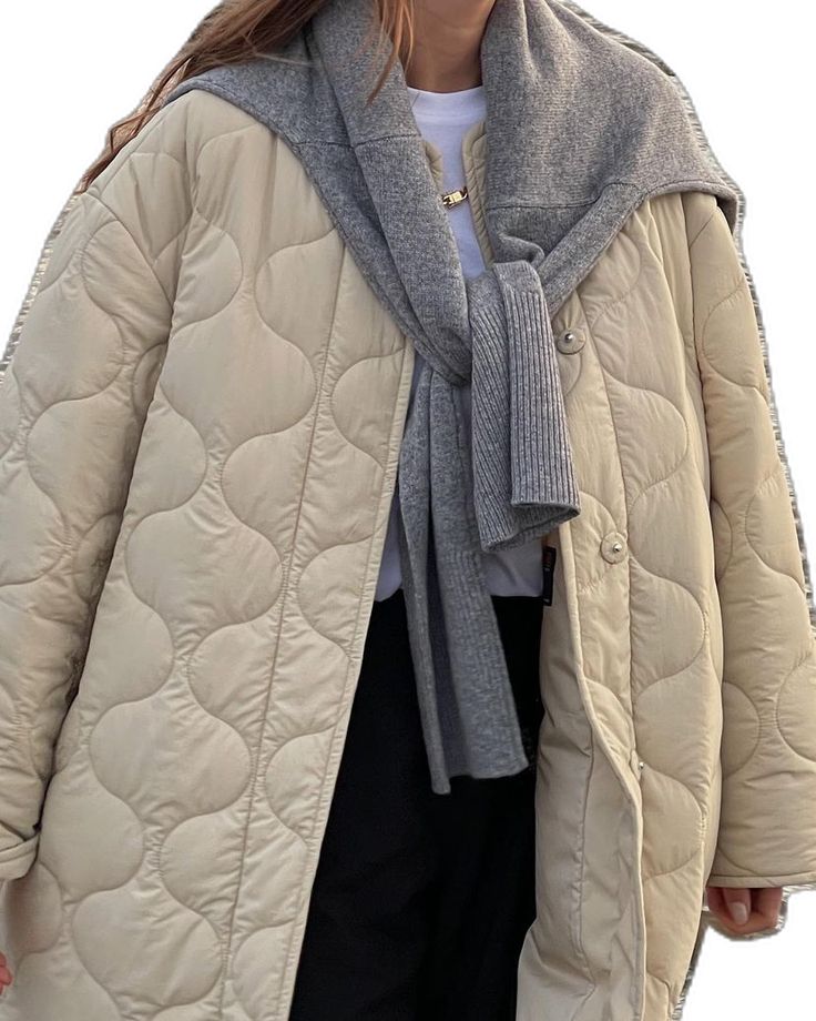 Beige Quilted Jacket Outfit, White Quilted Jacket Outfit, Green Quilted Jacket Outfit, Padded Jacket Outfit, Jacket Outfit Aesthetic, Quilted Jacket Outfit, Green Quilted Jacket, Beige Puffer, Dress Like A Parisian