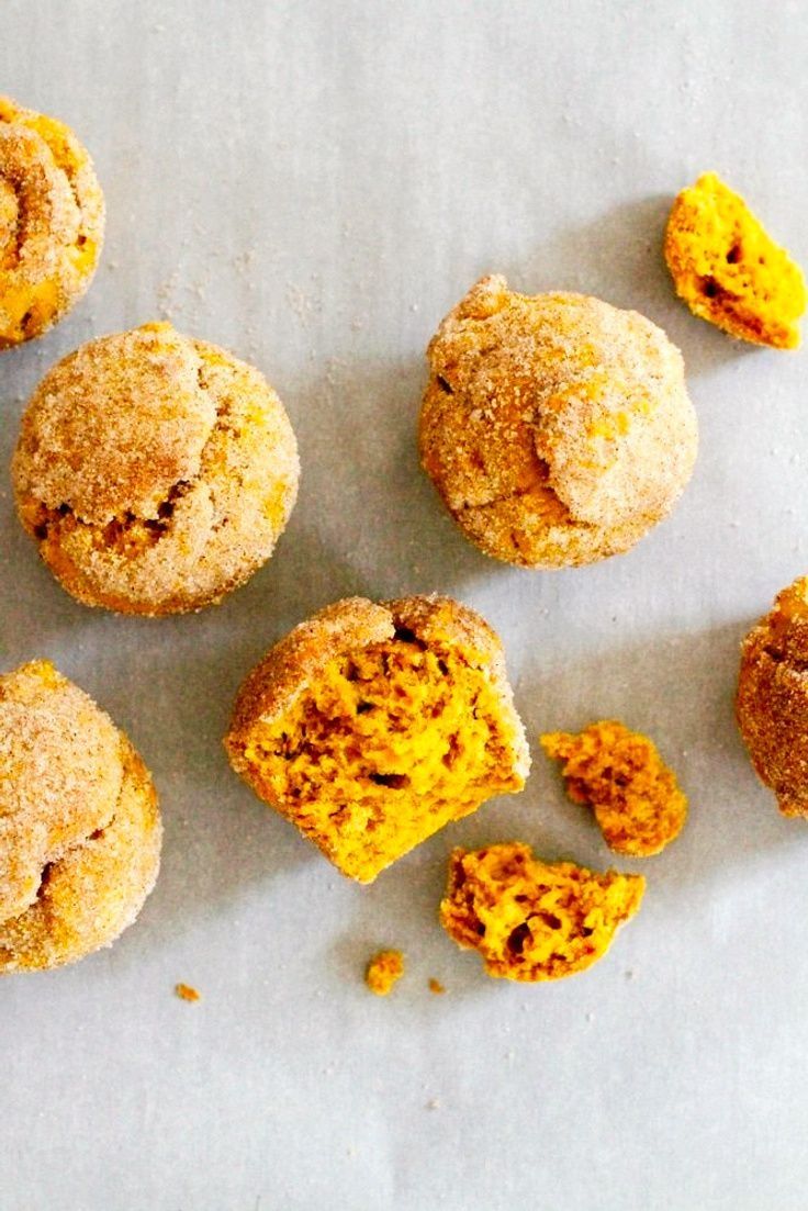 Tender and fluffy cinnamon sugar-coated pumpkin chai doughnut muffins -- perfect for fall breakfasts! Chai Muffins, Muffin Bites, Pumpkin Chai Tea, Pumpkin Doughnut, Muffin Flavors, Doughnut Muffins, Donut Muffins, Pumpkin Chai, Doughnut Cake