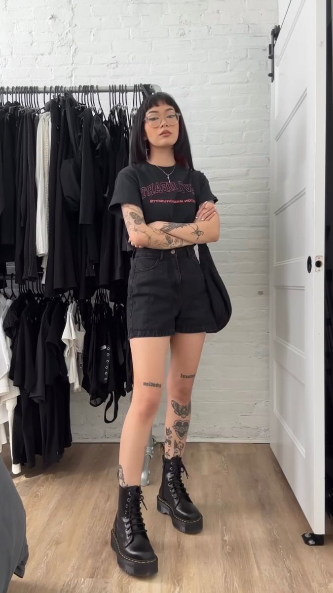 Black Outfits Everyday, Bruno Major Concert Outfit, Casual Summer Outfits Alt, Streetwear Fashion Alternative, Goth Biker Shorts Outfit, All Black Outfits Grunge, Alt T Shirt Outfit, Edgy Feminine Outfits Summer, Goth Casual Outfits Summer