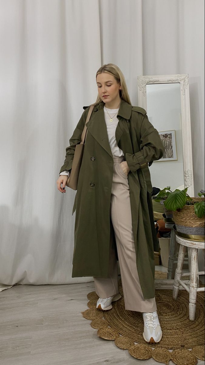 How To Style Olive Green Trench Coat, Green Coats For Women Outfit, Khaki Green Trench Coat Outfit, Olive Green Womens Outfits, Olive Green Trench Coat Outfit Fall, Olive Coat Outfit Winter, Trench Coat Women's Outfit, Green Trench Coat Outfit Winter, Newbalance Outfits 327