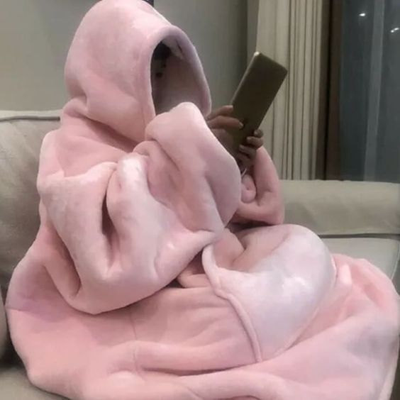 Winter Meme, Winter Wardrobe Essentials, Oversized Blanket, Pink Blanket, Blanket Sweater, Hoodie Oversize, Hoodie Blanket, Winter Hoodies, Wearable Blanket