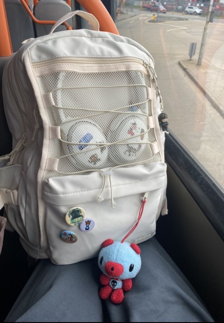 Backpack Inspo College, Y2k Backpack Aesthetic, Backpack Inspo School, College Backpack Aesthetic, Backpacks Aesthetic, Mochila Kpop, Y2k Backpack, Backpack Aesthetic, Backpack Ideas