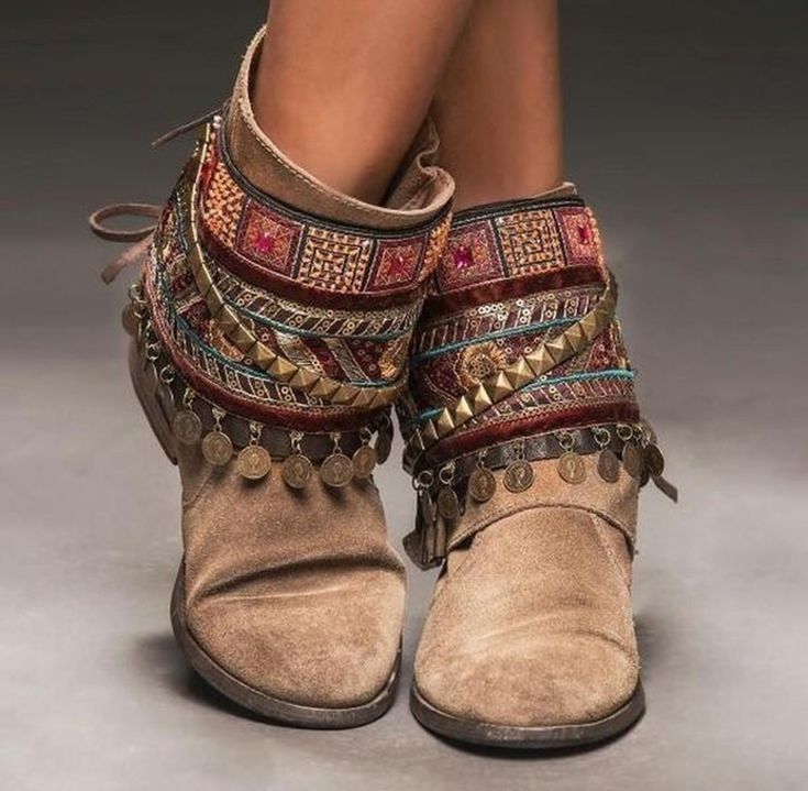 Boho footwear Bohemian Style Shoes, Bohemian Shoes, Boots Boho, Botas Western, Moda Hippie, Look Boho Chic, Boho Shoes, Estilo Hippy, Mode Hippie