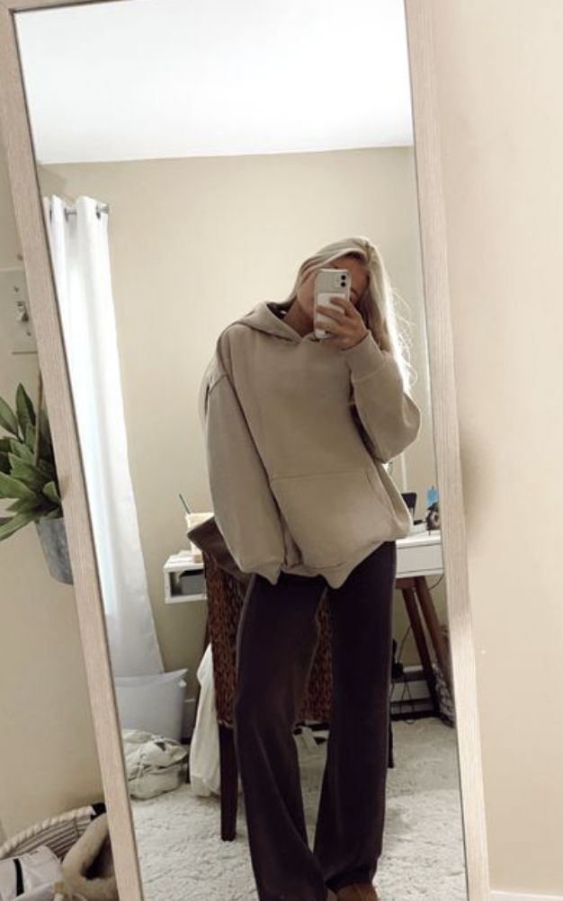 Brown Hoodie Outfit Woman, Brown Sweatshirt Outfit, Tazz Outfit, Brown Hoodie Outfit, Fall Comfy Outfits, Winter Fall Outfits, Oversized Hoodie Outfit, Sweaters Pullover, Ugg Tazz