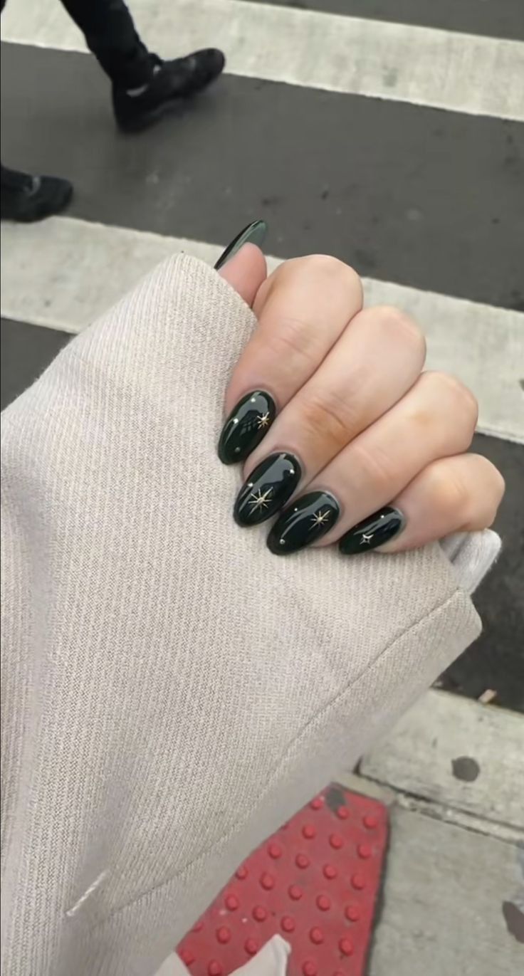 Moody Acrylic Nails, Zodiac Nails Taurus, Black Starry Nails, Acotar Nails Ideas, Glaxay Nails, Almond Dark Nails, Nightcourt Acotar Nails, Celestial Nail Art Starry Nights, Dark Acrylic Nails Designs