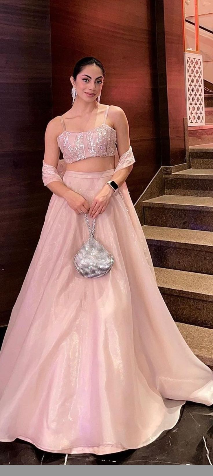 Solid Color Lehenga, Pink Lahanga Design Latest, Engagement Outfit Bridesmaid, Contemporary Lehenga Designs, Simple Bridesmaid Lehenga, Plain Simple Lehenga, Lehenga Designs For Farewell, Saree Lahanga Design Latest, Simple Satin Lehenga