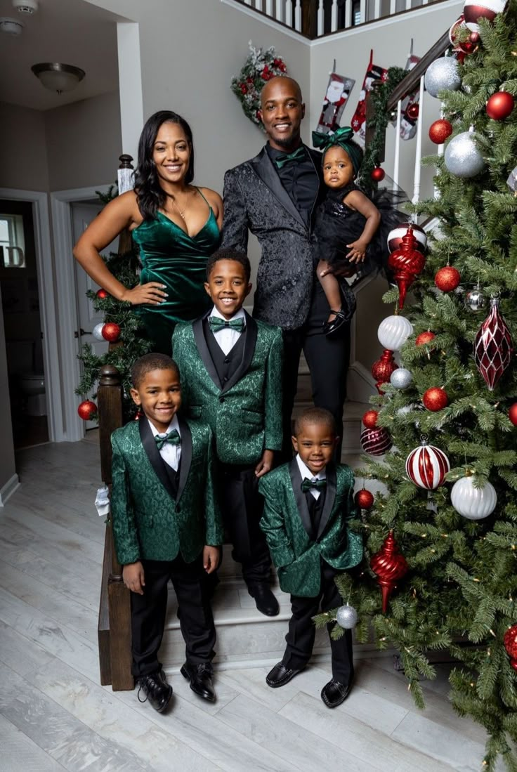 Family Christmas Pictures Outfits, Family Photo Outfits Winter, Christmas Pictures Outfits, Christmas Family Photoshoot, Family Photoshoot Ideas, African American Family, Family Photoshoot Outfits, Holiday Photoshoot, Family Christmas Pictures