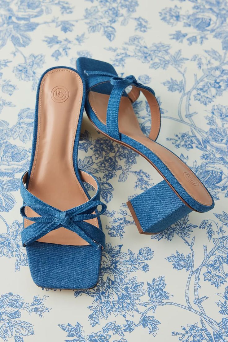 Trendy Block Heels, Mule Heel, Heels Strappy, Bow Mules, Feminine Shoes, Mule Heels, Stunning Shoes, Shoe Inspo, Blue Heels