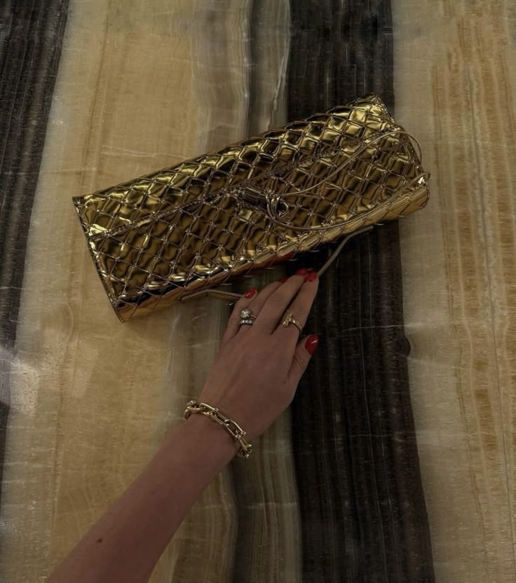 Bottega Clutch, Bottega Veneta Andiamo, Street Style Handbags, Woman In Gold, Bottega Veneta Clutch, Bottega Veneta Bag, Gold Glam, Clutches For Women, Party Purse