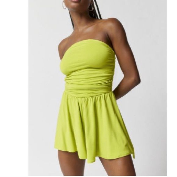 Brand New With Tags Size M Versatile Summer Tube Top For Day Out, Versatile Tube Top For Spring Day Out, Green Tube Top For Summer Day Out, Chic Green Tube Top For Summer, Green Tube Top For Spring Day Out, Spring Green Tube Top For Day Out, Green Tube Top For Spring, Green Tube Top For Night Out In Spring, Green Tube Top For Spring Night Out