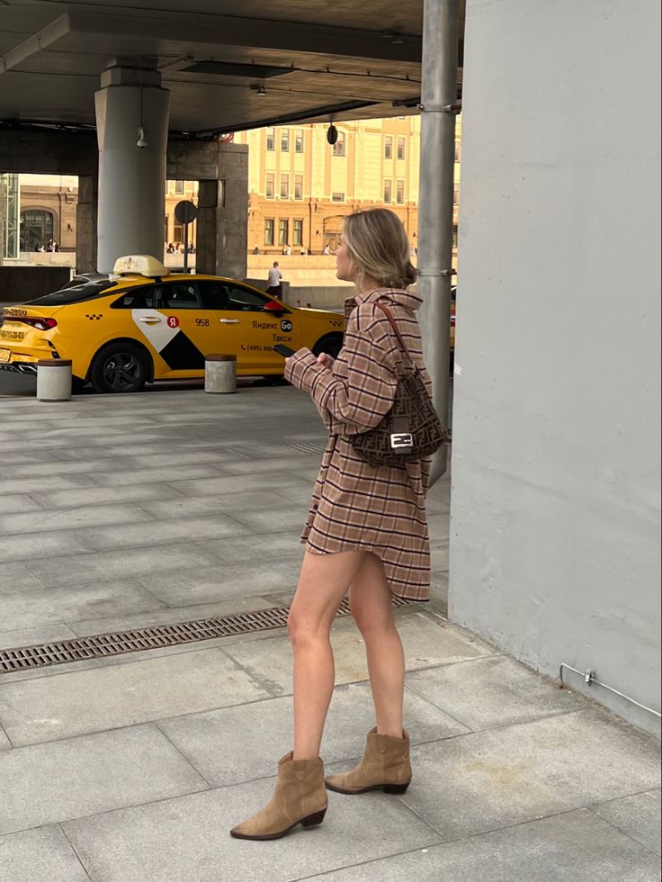 Isabel Marant Cowboy Boots Outfit, Winter Styling, Bright Outfits, What To Wear Today, Boots Cowboy, Mix Style, September 2024, Inspiration Style, Modern Fashion