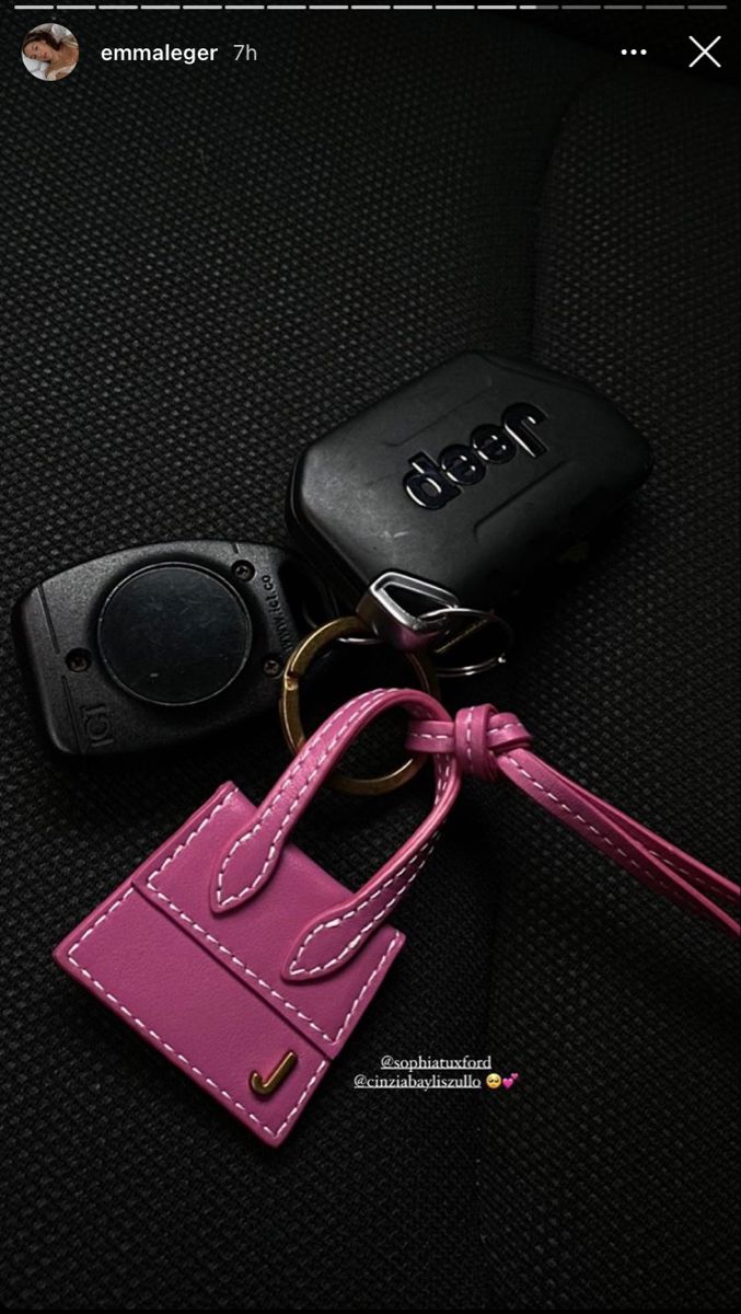 Girly Car Accessories, Accessory Inspo, Purse Essentials, Girly Car, Cute Car Accessories, Vanity Bag, What In My Bag, Pink Girly Things, Cute Keychain