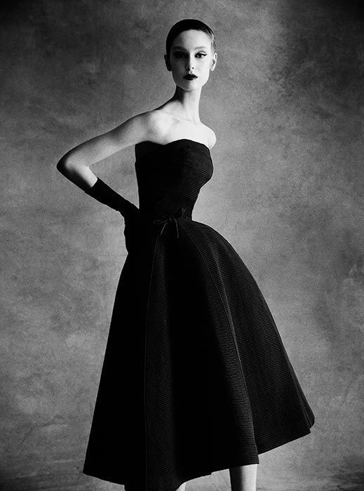 Christian Dior 1947 Corolle Collection Collezione sofisticata e opulenta, speranza e voglia di un ritorno al passato. Vintage Dior Black Dress, Dior Silhouette, Dior New Look, 50's Fashion, Jacques Fath, Baby Dior, Glamour Vintage, Collection Couture, Patrick Demarchelier