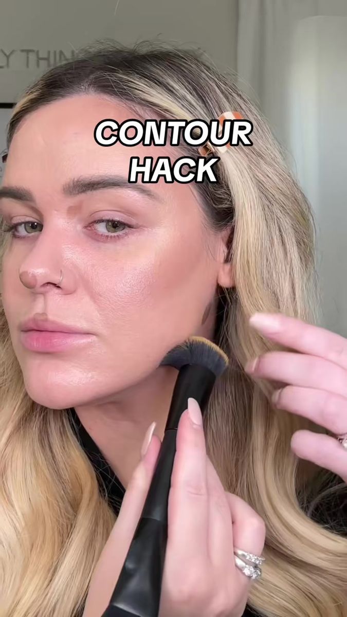 Ally Things Beauty | A hack for how to contour the jawline for a slimmer profile #contour #jawlinecontour #makeuphacks #makeuptips #beautyhacks #makeuptipsandtricks #makeupforbeginners #beautytips #howto | Ally Things Beauty Easy Contouring, Contouring For Beginners, How To Contour, Contour Makeup Tutorial, Face Makeup Tips, Makeup Looks Tutorial, Clown Makeup, Face Contouring, Makeup For Beginners