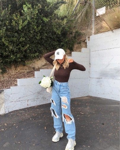 high waisted ripped jeans Outfits With Baseball Cap, Baseball Cap Outfit Spring, Baseball Cap Outfit Summer, Ball Cap Outfit, Cap Outfits For Women, Long Sleeve Top Outfit, Baseball Hat Outfit, Baseball Cap Outfit, Cap Outfit