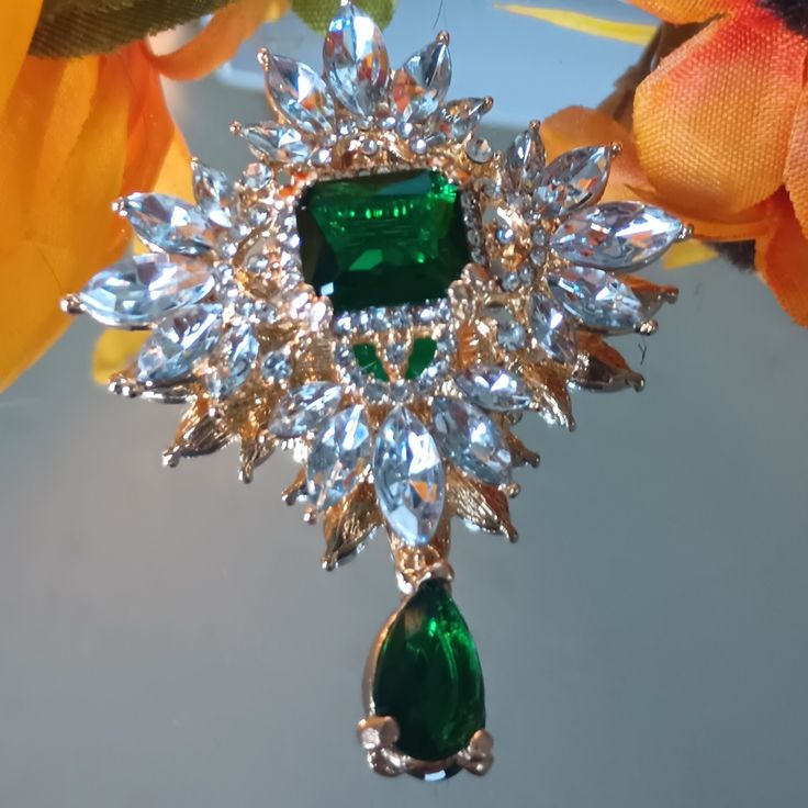 Elegant And Beautiful Corsage-Scarf Clip-Brooch Crystal And Green Zircon Length 2.16in Width 1.81in Green Brooch For Party, Green Brooch Jewelry For Evening, Green Evening Brooch Jewelry, Scarf Clip, Crystal Brooch, Brooches, Women Jewelry, Crystals, Green