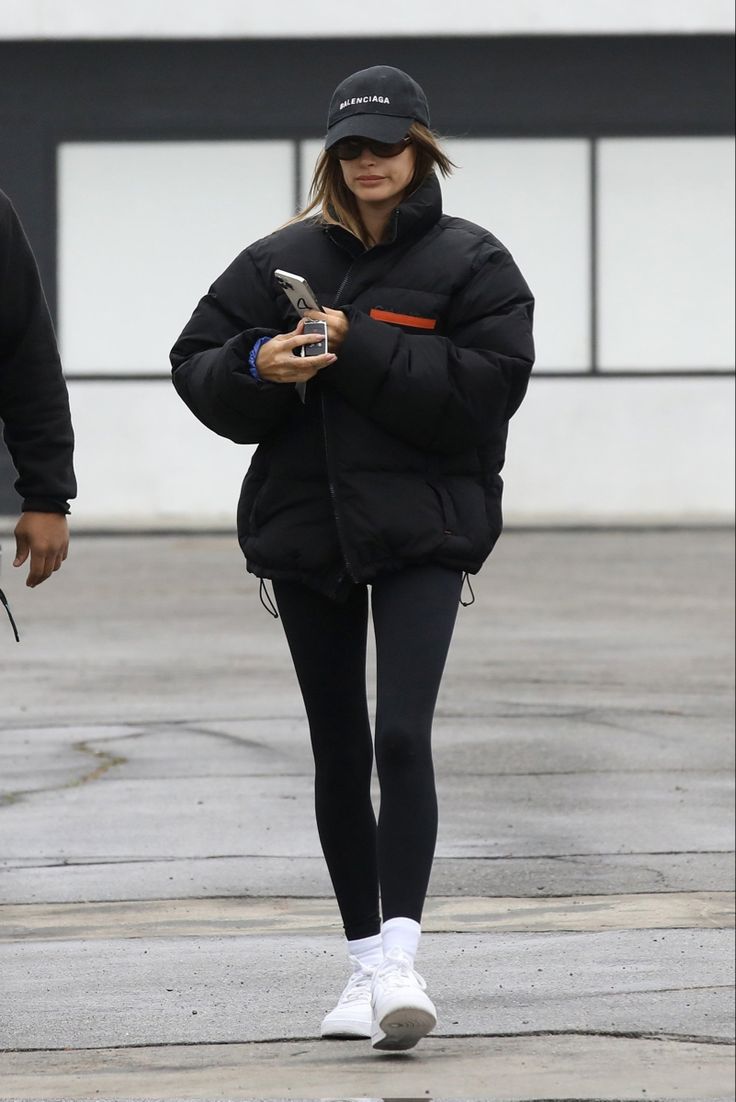 Nike Puffer Jacket Outfit, Haley Bieber Style, Forma Pilates, Morning Pilates, Haley Bieber, Plane Outfit, Hailey Bieber Outfits, Puffer Jacket Style, Look Legging