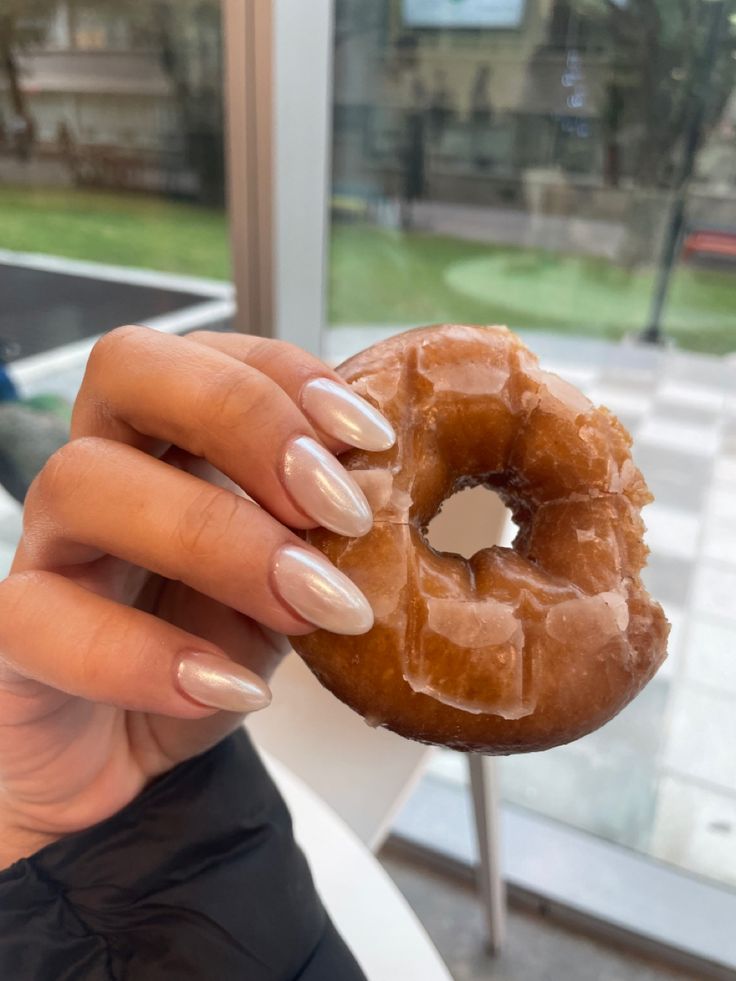 Pearl finish Hayley Bieber Glazed Donut Nails, Uñas Hayley Bieber, Hayley Bieber Nails, Glazed Doughnut Nails, Doughnut Nails, Nails 23, Hailey Bieber Nails, Glazed Donut Nails, Bieber Nails