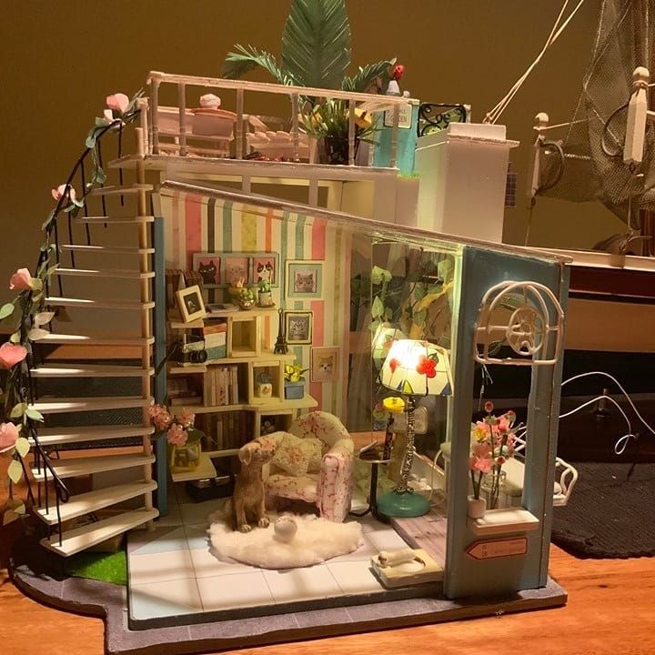 a doll house with furniture and flowers in it