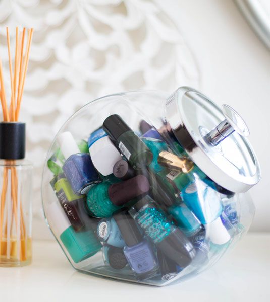 Store your nail polishes in a cute cookie jar Makeup Storage Hacks, Rangement Makeup, Penyimpanan Makeup, Nail Polish Storage, Beauty Organization, Organisation Hacks, Beauty Storage, Craft Room Storage, Makeup Room