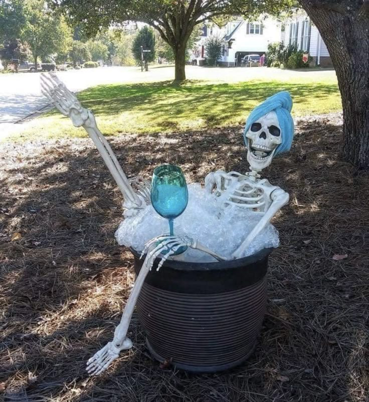 Funny Halloween Decorations, Scary Halloween Decorations Outdoor, Halloween Diy Outdoor, Halloween Decor Diy, Halloween Skeleton Decorations, Halloween Outside, Hallowen Ideas, Creepy Halloween Decorations, Diy Halloween Decor