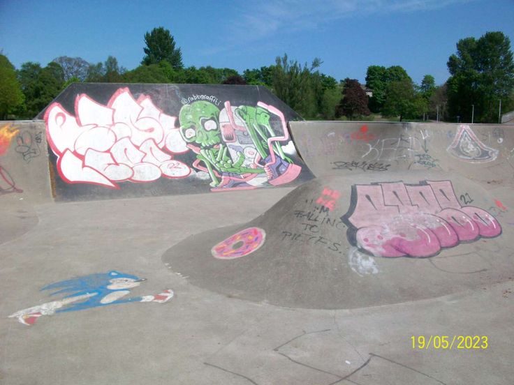 Ute, early 2000s, skater, skateboard, skate park Early 2000s Punk Aesthetic, Skater 2000s Aesthetic, Skateboard Place, 2000s Skater Aesthetic, Early 2000 Aesthetic, 2000s Skateboard, 90s Skater Aesthetic, 2000s Punk Aesthetic, Swag Aesthetic