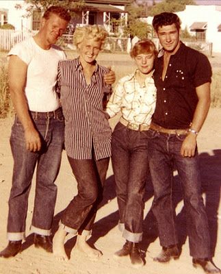 Great 50's photo, the guy in the black is hot! I really was born 50 years too late! Greaser Style Men 1950s, 50s Aesthetic Greaser, 1950s Greaser, Greaser Photoshoot, 50s Greaser Guy, 50s Teenagers, 50s Photos, 50s Rockabilly, Vintage Lifestyle