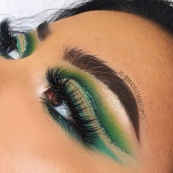 Maquillaje Cut Crease, Green Cut Crease, Spring Makeup Looks, Dark Green Eyes, Green Eye Makeup, Green Eyeshadow Look, Cut Crease Eye Makeup, Vogue Makeup, Bollywood Makeup