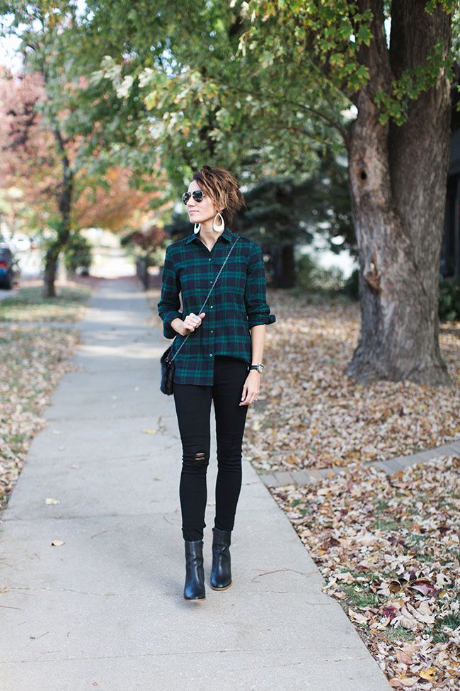 Green Plaid Flannel Outfit, Green Plaid Shirt Outfit, Outfits Camisa, Checkered Shirt Outfit, Kilee Nickels, Green Flannel Shirt, Outfits Con Camisa, Plaid Shirt Outfits, Librarian Chic