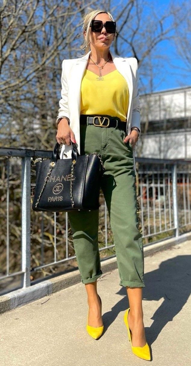 Khaki Pants Outfit, Yellow Outfits, Outfit Yellow, Yellow Outfit, Pants Outfit, Summer Looks, Khaki Pants, Capri Pants, Spring Summer