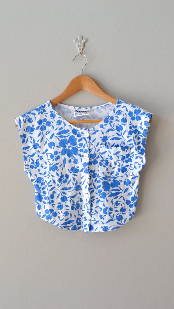 Vintage floral blouse. Women Belts Fashion, Vintage Floral Blouse, Vintage Crop Tops, Floral Crop Tops, Mode Inspiration, Floral Blouse, Cute Fashion, Passion For Fashion, Spring Summer Fashion