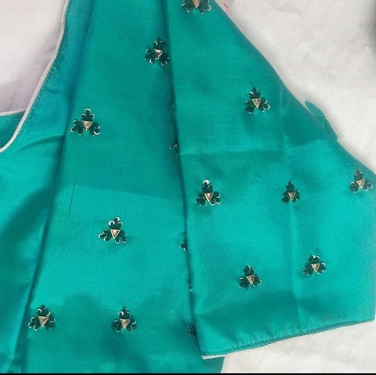 Buta Work Blouses, Buties Work Blouse, Blouse Design Wedding, Blouse Design Simple, Simple Wedding Blouse Designs, Basic Blouse Designs, Green Blouse Designs, Blouse Maggam Work, Blue Blouse Designs