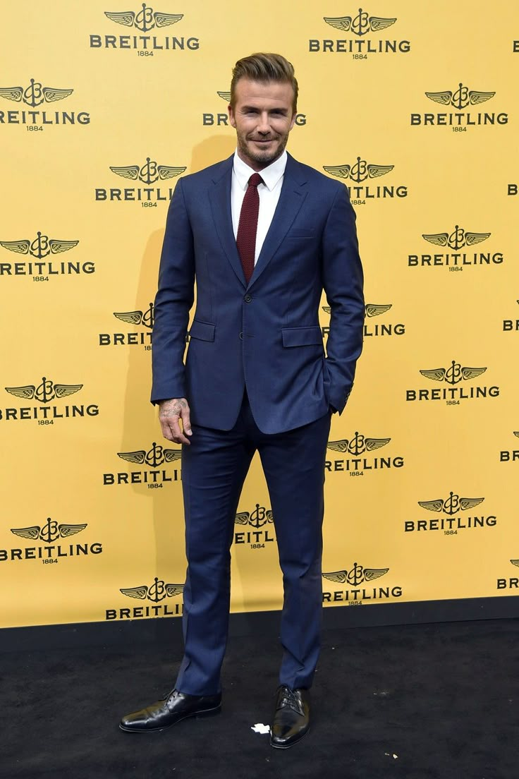 Los 25 trucos de David Beckham para llevar un traje insuperable | GQ España Model Jas, Beckham Suit, David Beckham Suit, Wedding Husband, Breitling 1884, David Beckham Style, Terno Slim, Men's Business Outfits, Blue Suit Men