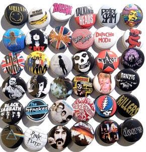 Band Merch Ideas, Retro Buttons, Punk Patches, Punk Pins, Grunge Music, Bag Pins, Diy Pins, Patches And Pins, Pin Button