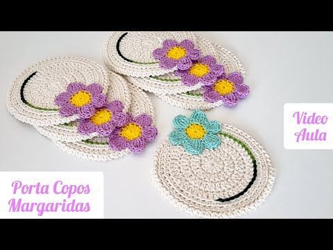 crocheted coasters with flowers on them and the words video aula written in spanish