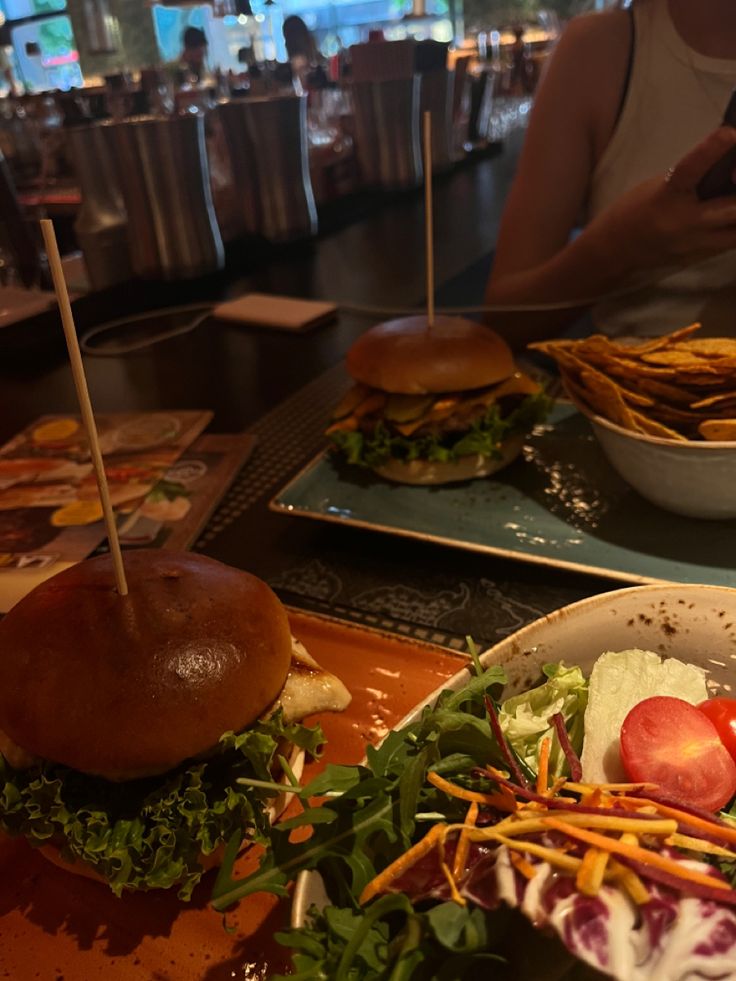 food Burger Aesthetic, Aesthetic Restaurant, Food Burger, Restaurant