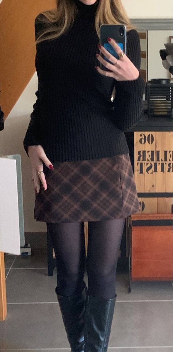 Plaid Mini Skirt Outfit Fall, Preppy Outfits Black, Tennis Skirt Outfit Plus Size, Tennis Skirt Outfit Winter, Journalist Outfit, Tennis Skirt Outfit Aesthetic, Platform Mary Janes Outfit, Plaid Mini Skirt Outfit, Academic Outfit