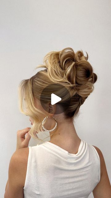 Julia Fratichelli Hair Education on Instagram: "This one habit changed my career: constant skill development.

In our bridal industry, staying up-to-date with the latest techniques and trends is crucial. Even if you feel confident in your skills, there's always room for growth and improvement. 💪

I still take courses to develop my skills and discover new techniques. It's essential if you want to grow and be the best in your niche! 🏆

Education isn’t just about learning new hairstyles; it's about expanding your creativity, boosting your confidence, and providing the best service for your brides. Every new course or workshop you atend adds another tool to your styling toolkit and make you a better expert!

Remember, the best investment you can make is in yourself! 📚💖

Are you taking any Hair Education, New Hairstyles, Best Investment, Skill Development, Changing Habits, My Career, Skills Development, Cosmetology, Be The Best