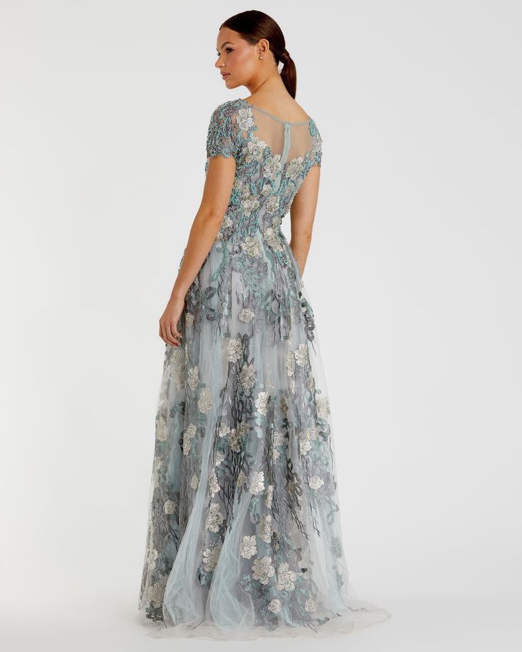 Robe de soirée brodée de fleurs avec un décolleté en V illusion rehaussé de strass. Un train de balayage jusqu'au sol complète ce look.


 Mac Duggal

 Tissu brodé (100% polyester)

 Partiellement doublé

 Décolleté haut illusion

 Manche courte

 Détail de broderie sur toute la surface

 Fermeture éclair au dos

 Environ. 62,5" du haut de l'épaule à l'ourlet inférieur


 Disponible en couturière

 Modèle #20294 Floral Embroidered Ball Gown With Fitted Bodice For Gala, Elegant Floral Embroidered Ball Gown For Gala, Elegant Fitted Ball Gown With Floral Embroidery, Floor-length Ball Gown With Sheer Bodice, Elegant Floral Embroidered Ball Gown For Prom, Elegant Embroidered Prom Ball Gown, Embroidered V-neck Evening Dress, Fitted Embroidered Ball Gown For Prom, Embroidered Fitted Ball Gown For Prom