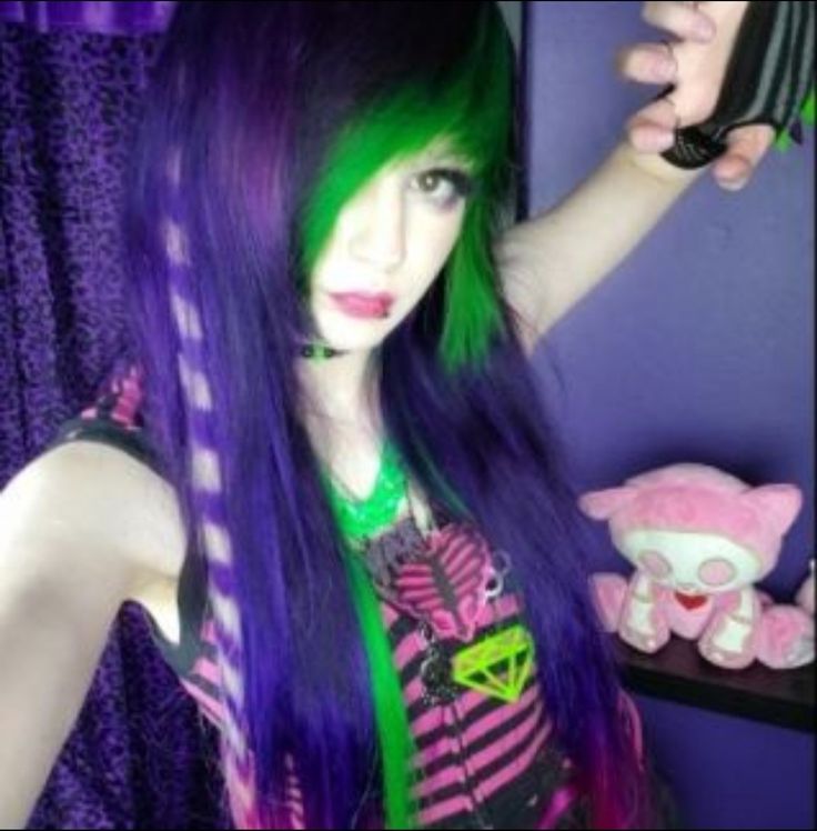 Scene Girl Hair, Purple And Green Hair, Scene Girl, Scene Hair, Emo Scene, Purple And Green, Girl Hair, Green Hair, Twitter Instagram