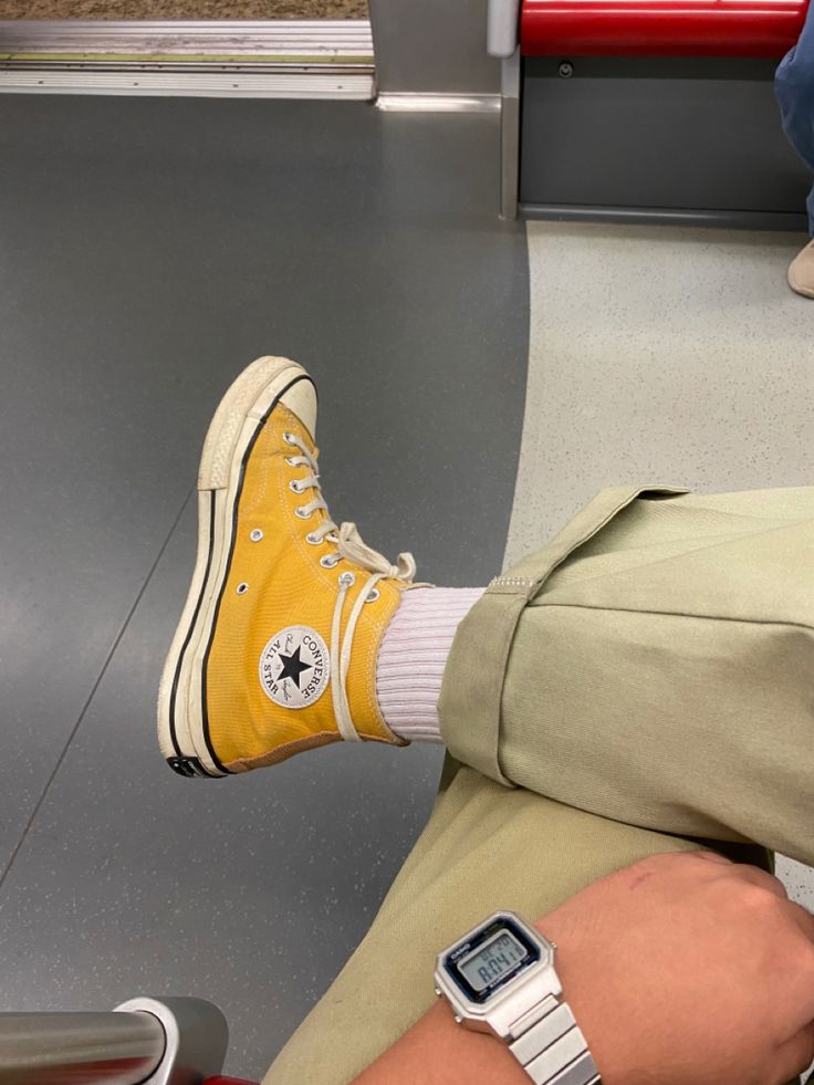 Yellow Converse Outfit, Converse Men Outfit, Converse Sunflower, Vans Shoes Outfit, Converse Orange, Orange Converse, Chuck 70s, Yellow Converse, Yellow Vans