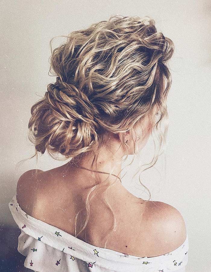 Perfectly Imperfect Updos You'll Love for Your Wedding: Braids look gorgeous for a boho bride who wants to look relaxed but still look stunning! Classy Hairstyle, Wedding Dress Neckline, Trendy We Fryzurach, Messy Hair Updo, A Messy Bun, Fabulous Hair, Smink Inspiration, Low Bun, Bridal Updo