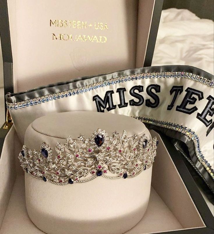 a tiara in a box with the name misste on it's side